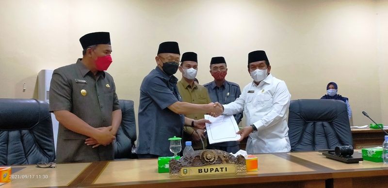 H Cek Endra menyerahkan dokumen jawaban eksekutif kepada Ketua Tontawi Jauhari
