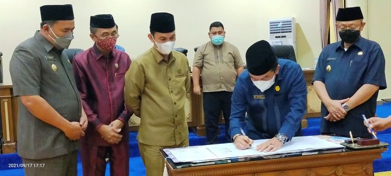 Tontawi Jauhari tandatangani kesepakatan persetujuan RKUPA-PPAS P-APBD 2021