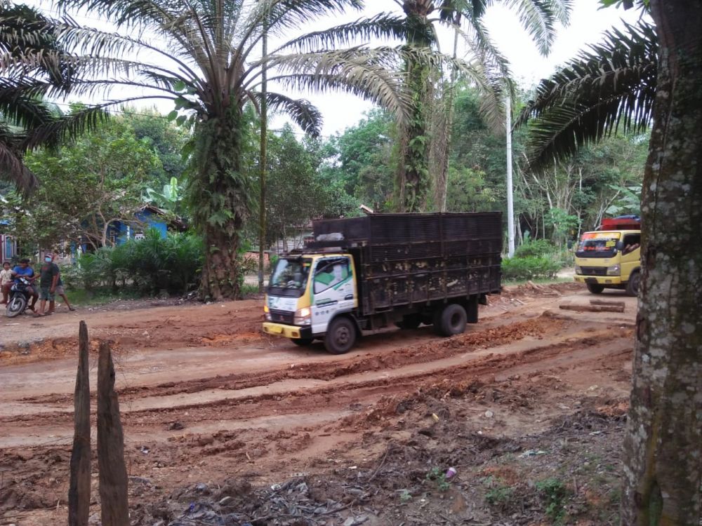 Kondisi jalan di Tanjung Pauh yang rusak parah