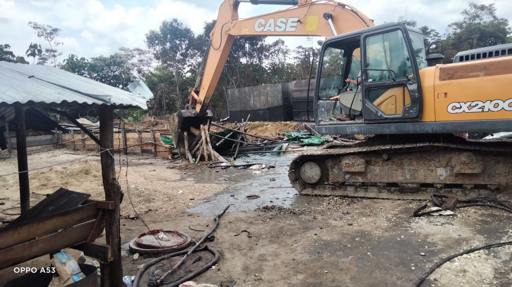Lokasi pengolahan minyak ilegal yang dibongkar tim gabung di Pijoan yang terbakar kemarin