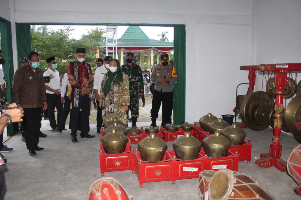 Ketua DPRD Mendampingi Bupati melihat kesenian desa Mekar Sari