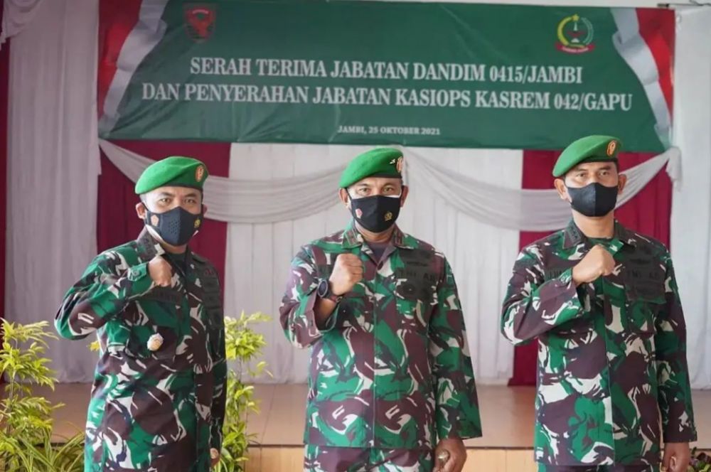 Danrem 042/Gapu, Brigjen TNI M. Zulkifli memimpin langsung upacara Serah Terima Jabatan (Sertijab) Komandan Kodim 0415/Jambi dari pejabat lama, Kolonel Inf J.Hadiyanto kepada pejabat baru, Kolonel Czi Sriyanto. 