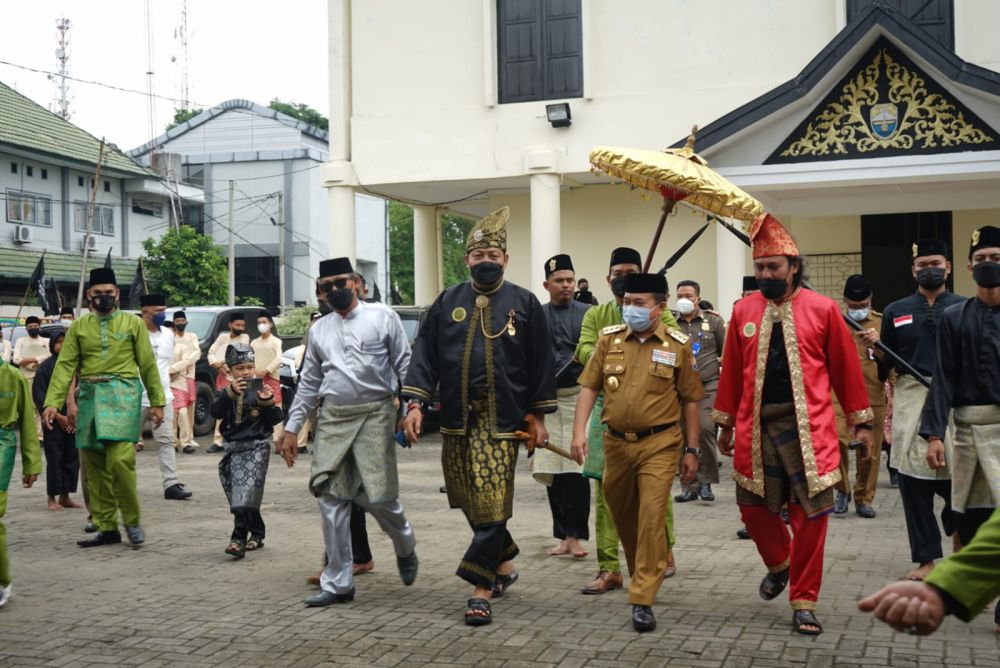 Gubernur Jambi Al Haris menghadiri Pengukuhan Pengurus Serambi (Serumpun Anak Melayu Jambi) Bersatu periode 2021-2025,  di  Balai Adat Provinsi Jambi, Senin (1/11).