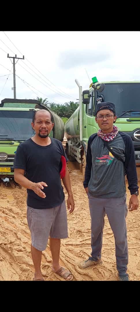 Robinson Sirait Anggota dewan Muarojambi melihat langsung kondisi jalan di Desa Suka Makmur