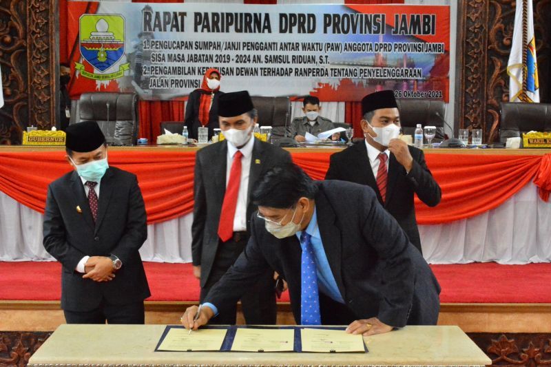 DPRD Provinsi Jambi mengesahkan Rancangan Peraturan Daerah (Ranperda) tentang Penyelenggaraan Jalan Provinsi menjadi Perda, yang disahkan melalui sidang paripurna DPRD Provinsi Jambi, Selasa (26/10).