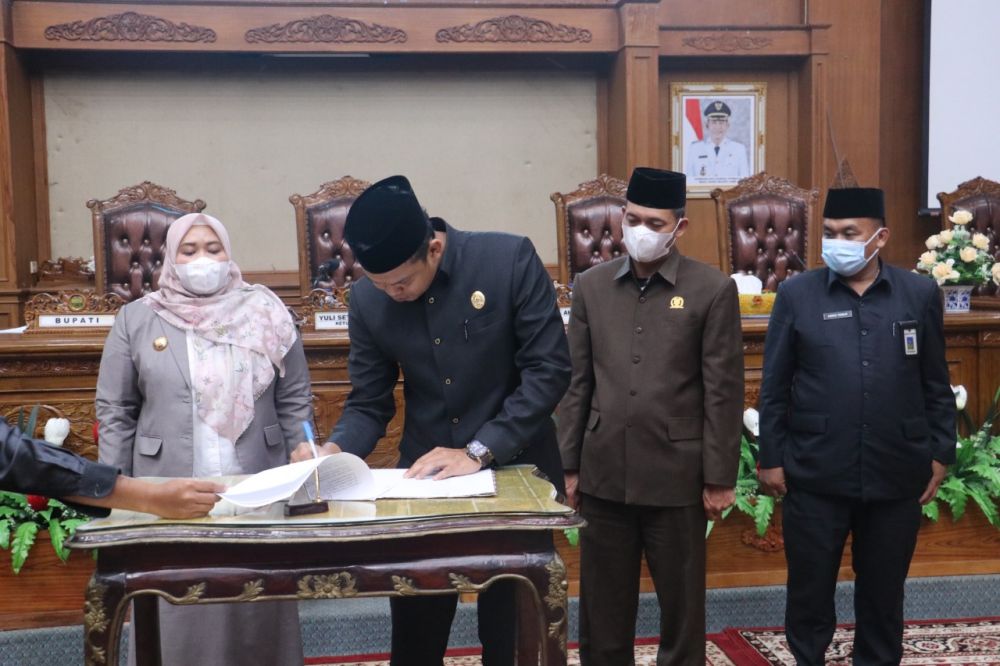 Ketua DPRD Muarojambi Yuli Setia Bhakti menandatangani berita acara pengesahan di damping wakil ketua Ahmad Haikal dan Sekwan M Ridwan