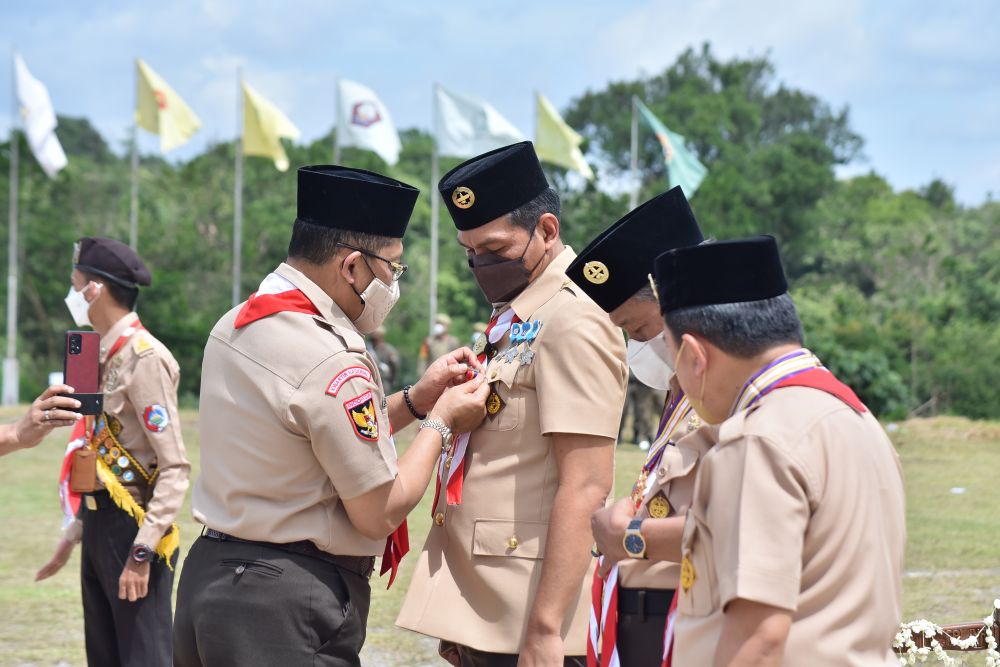Bupati Batanghari Muhammad Fadhil Arief menerima penghargaan.
