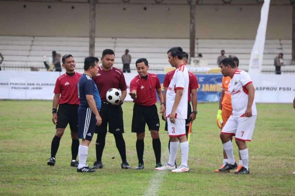 Pembukaan Turnamen Sepak Bola Gubernur Cup dalam rangka Peringatan HUT ke 65 Provinsi Jambi Tahun 2022, bertempat di Lapangan Koni Jambi, Kamis (06/01/2022).