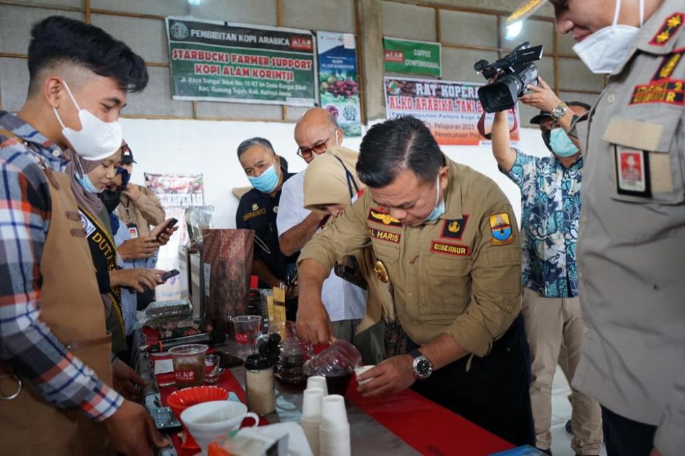 Al Haris usai melakukan Peninjauan Koperasi Kopi Alam Korintji (Alko) Sumatera Coffe, bertempat di Desa Sungai Sikai Kecamatan Gunung Tujuh Kabupaten Kerinci, Minggu (16/01/2022).