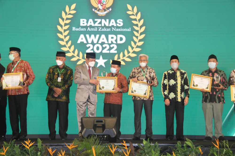 Gubernur Jambi, Dr.H.Al Haris,S.Sos.,M.H., menerima Penghargaan Badan Amil Zakat Nasional (Baznas) Award 2022 dengan kategori Gubernur Pendukung Gerakan Zakat Indonesia 2022