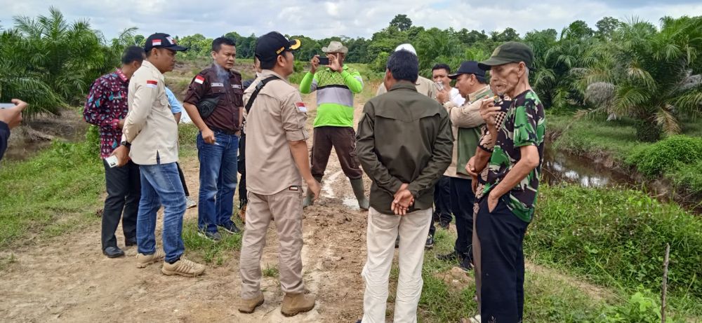 Komisi II DPRD Provinsi Jambi saat ke lokasi PT.Bahana  Karya Semesta mengecek  menjadi penyebabkan  banjirnya ratusan hektar sawah dan kebun masyarakat di Kecamatan Air Hitam, Sarolagun. 