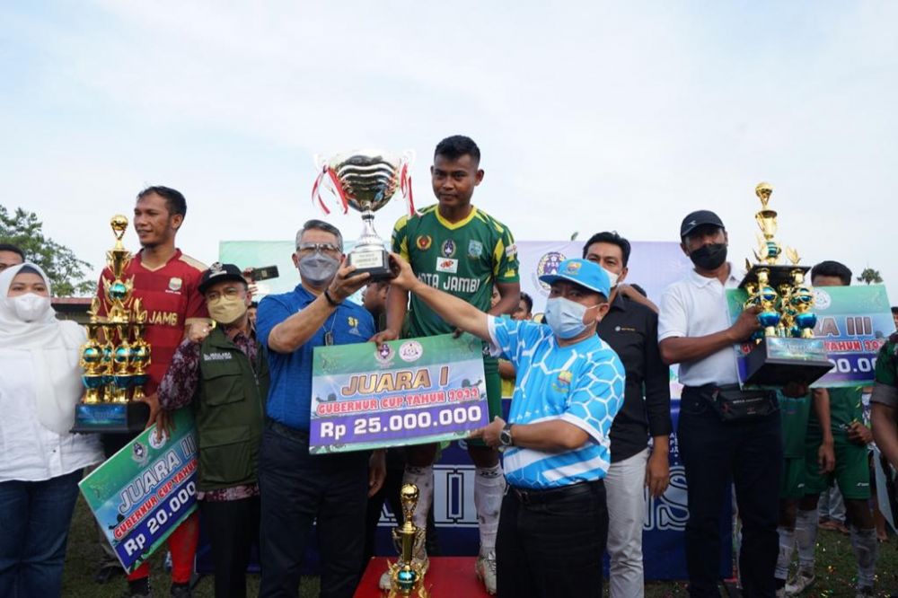 Penyerahan Hadiyah  Pemenang Turnamen Gubernur Cup 2022, bertempat di Stadion Tri Lomba Juang Jambi, Kamis (20/01/2022).