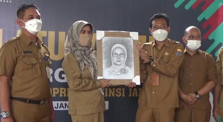 Sekretaris DPRD Provinsi Jambi, Emi Nopisah menerima cinderamata berupa lukisan dari ASN Sekretariat DPRD Provinsi Jambi.