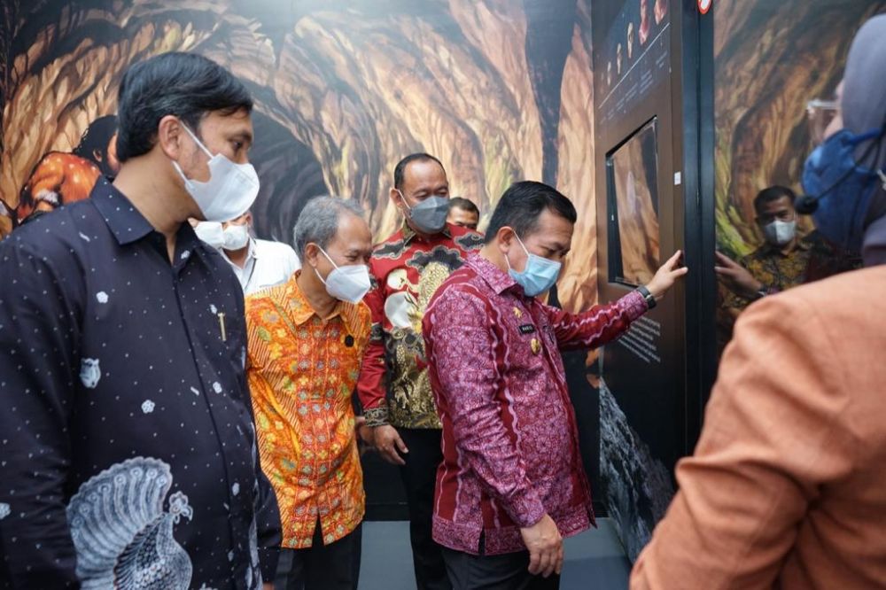 Al Haris saat mengunjungi Museum Geologi Kementerian Energi Sumber Daya Mineral (ESDM), bertempat di Bandung, Jawa Barat, Rabu (02/02/2022).