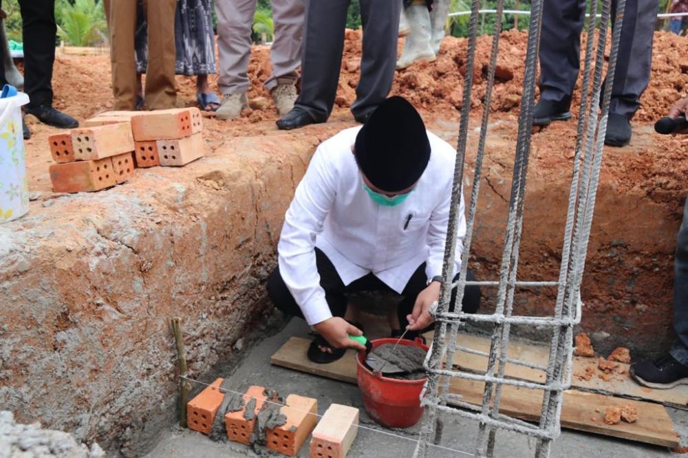 peletakan batu pertama pembangunan Masjid Al Azhar bertempat di Jalan Penerangan Kelurahan Bagan Pete Kecamatan Alam Barajo Kota Jambi, Jumat,(4/2/2022).
