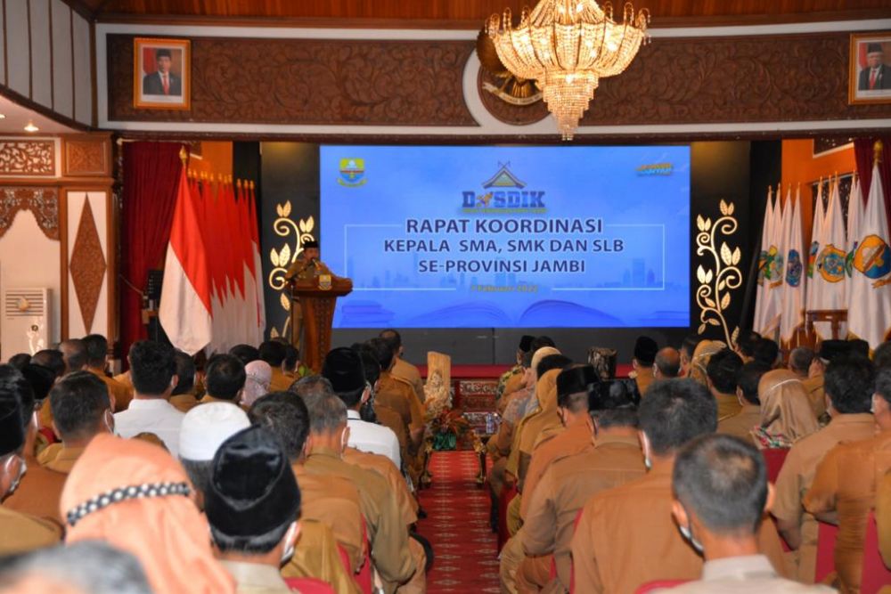  Rapat Koordinasi Kepala Sekolah SMA, SMK dan SLB se Provinsi Jambi khusus Wilayah Barat yaitu Kabupaten Bungo, Kabupaten Tebo, Kabupaten Merangin, Kabupaten Sarolangun, Kabupaten Kerinci dan Kota Sungai Penuh, yang berlangsung di Auditorium Rumah Dinas Gubernur Jambi, Senin (07/02/2022).