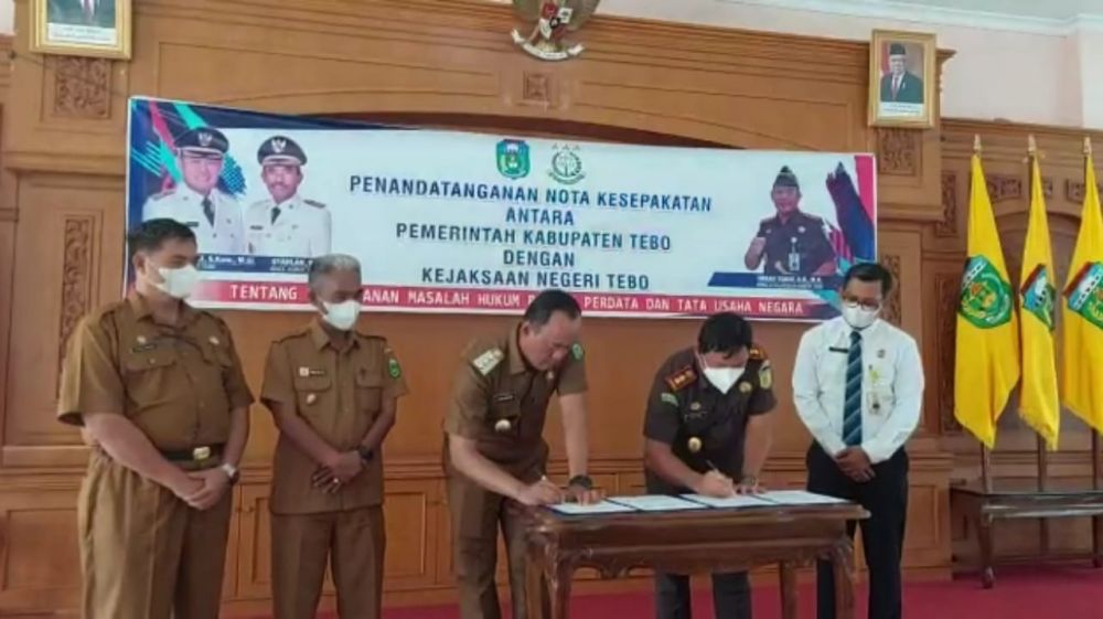 Penandatanganan nota kesepakatan oleh Bupati dan Kajari Tebo