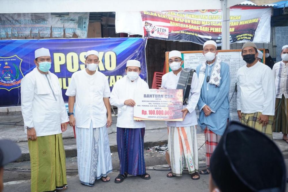 meninjau korban dan lokasi kebakaran yang terjadi pada tanggal 31 Januari 2022 yang lalu di Jalan Ahmad Yani, Kelurahan Tungkal IV, Kecamatan Tungkal Ilir Kabupaten Tanjung Jabung Barat, Selasa (08/02/2022).