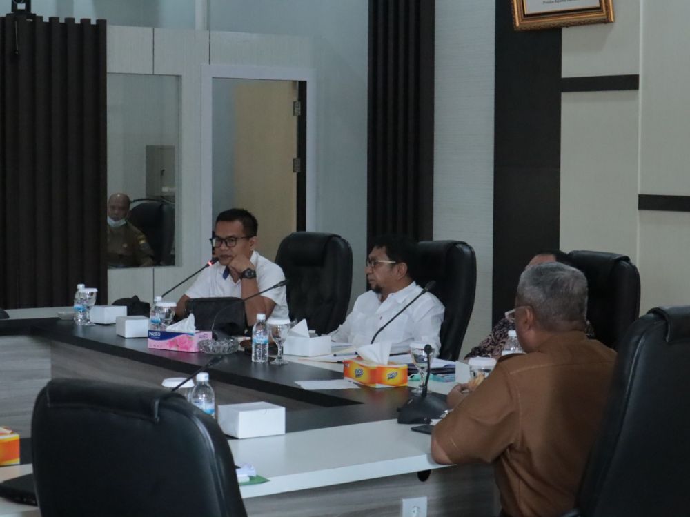 Komisi II DPRD Provinsi Jambi Hearing dengan PT BKS dan Pemkab Sarolagun terkait permasalahan pembangunan tanggul .