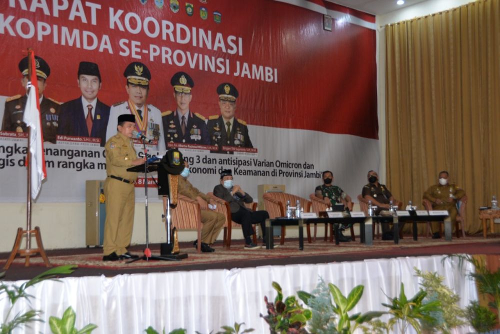 Rapat Forum Komunikasi Pimpinan Daerah (Forkompimda) se Provinsi Jambi Tahun 2022, yang berlangsung di Hotel Semagi Kabupaten Bungo, Selasa (08/03/2022).