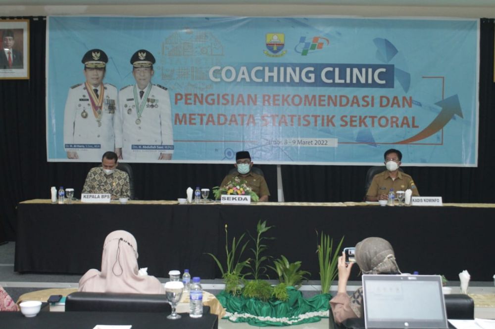 Sekda saat membuka secara resmi Coaching Clinic Penyusunan Metadata Statistik Sektoral, yang berlangsung di Hotel Wiltop Jambi, Selasa (08/03/2022).