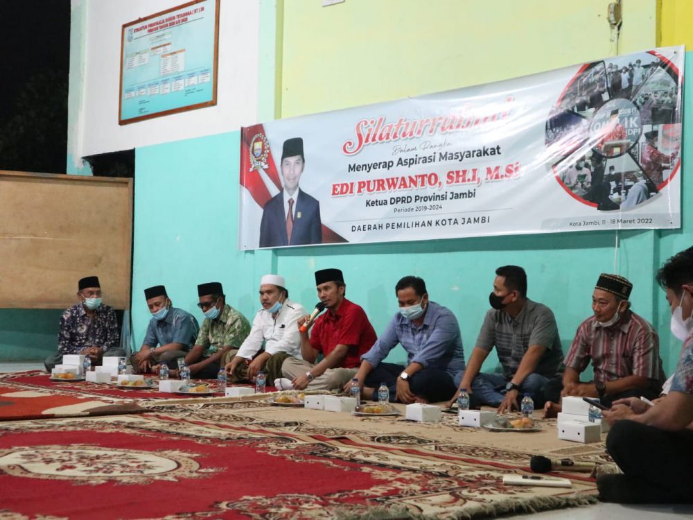 Ketua DPRD Provinsi Jambi Edi Purwanto melaksanakan silaturrahmi bersama masyarakat Perumahan Aur Duri, RT. 20 Kelurahan Penyengat Rendah, Senin (14/3).