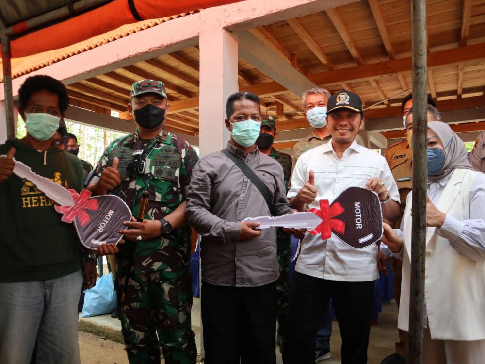 Ketua DPRD Provinsi Jambi Edi Purwanto bersama Danrem 042/Garuda Putih Brigjen TNI Supriono Menyerahkan secara simbolis Bantuan Motor untuk anak rimba. 