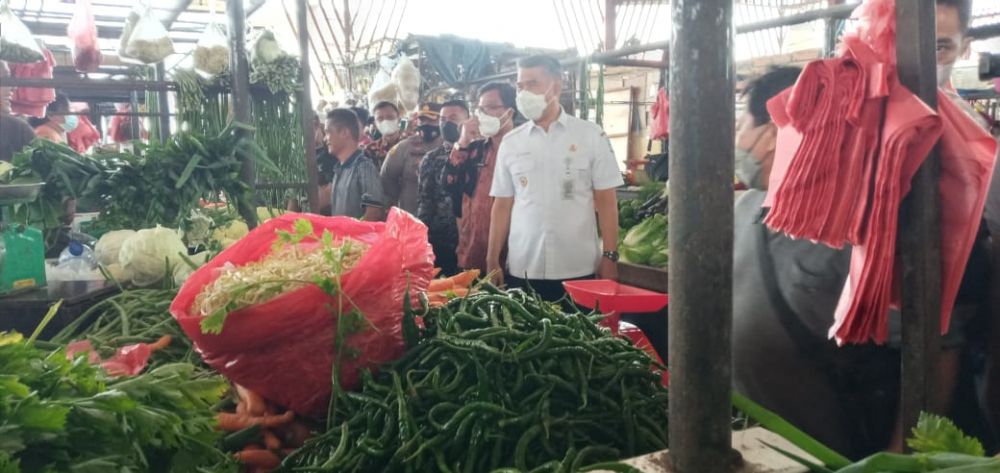 Walikota Jambi Syarif Fasha mengecek ketersediaan pangan dalam menyambut bulan suci Ramadan 2022 di Pasar Auduri 