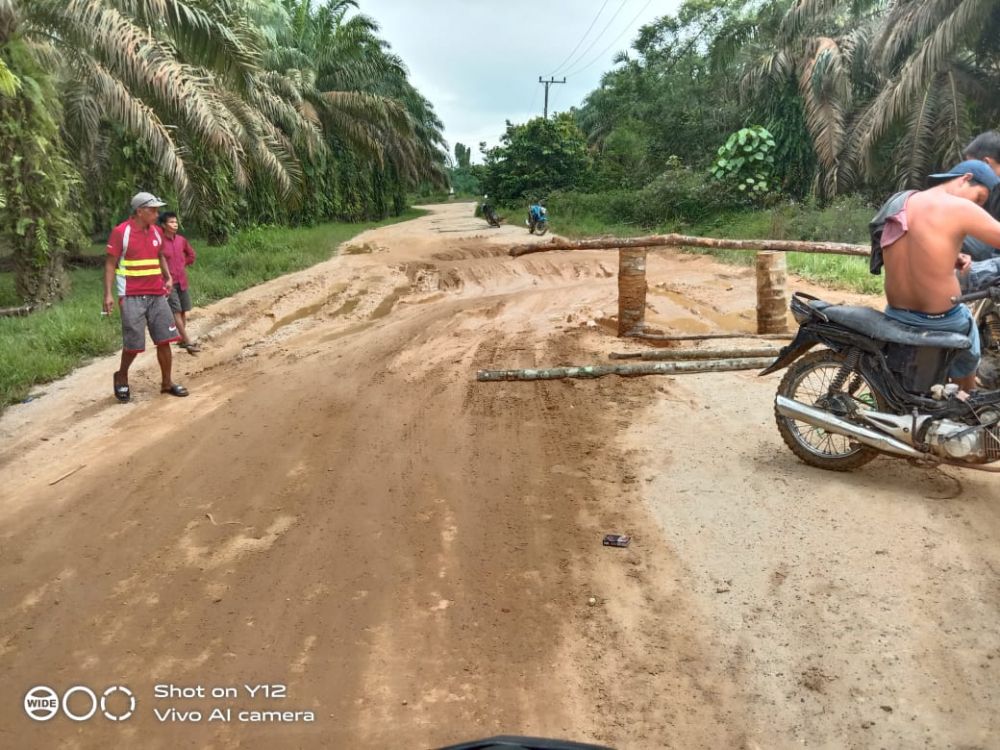 Warga Desa Kunangan Tebo memblokir jalan yang rusak sejak lama.