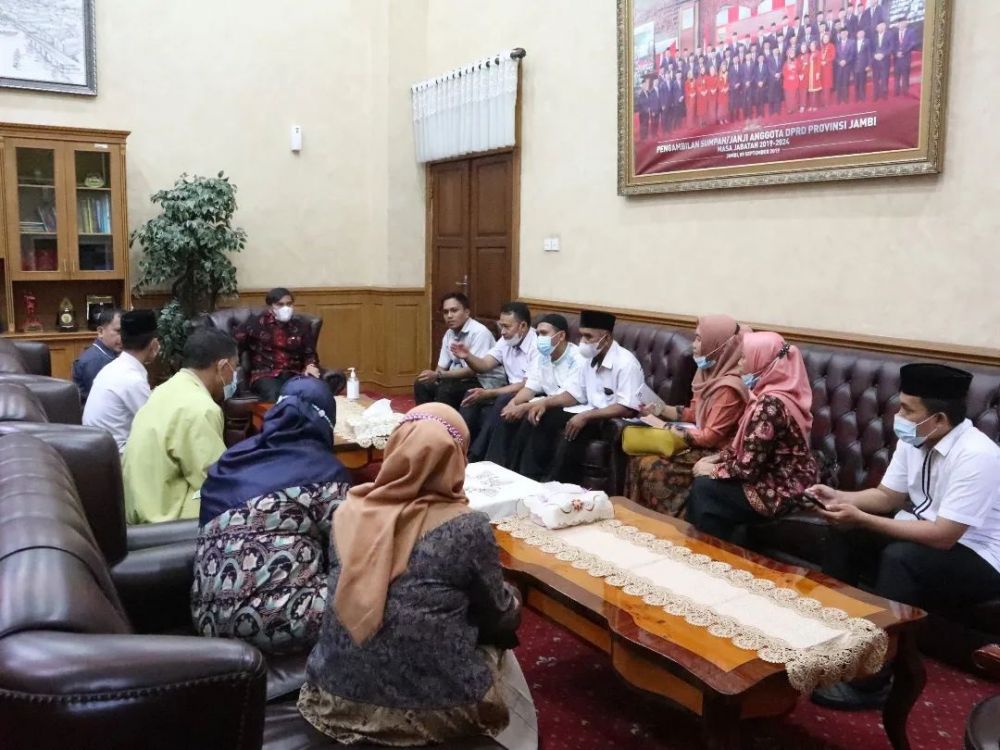 Ketua DPRD Provinsi Jambi Edi Purwanto menerima kunjungan Perkumpulan Honorer Kategori Dua Indonesia (PHK2I) Korda Provinsi Jambi, yang diantara mereka ada yang datang dari luar kota Jambi untuk menyampaikan aspirasi.