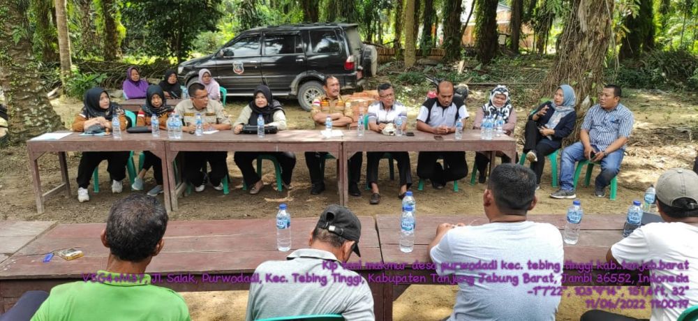 Kadis Ketahanan Pangan Saat berkunjung ke kelompok tani tani Makmur desa Purwodadi Kecamatan Tebing Tinggi Kabupaten Tanjung Jabung Barat.