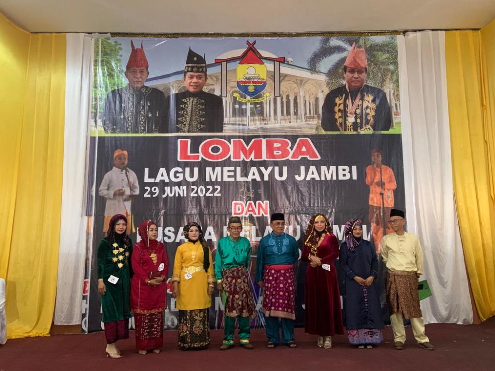 Foto Bersama Peserta Pemenang Lomba Lagu Melayu Jambi yang diselenggarakan oleh LAM Jambi 