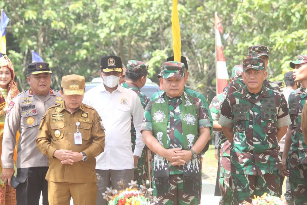 Gubernur Jambi, Dr.H.Al Haris,S.Sos.,M.H., secara langsung mendampingi Kepala Staf Angkatan Darat (KASAD) Jenderal TNI Dr.Dudung Abdurachman,S.E.,M.M., melakukan kunjungan kerja ke Provinsi Jambi