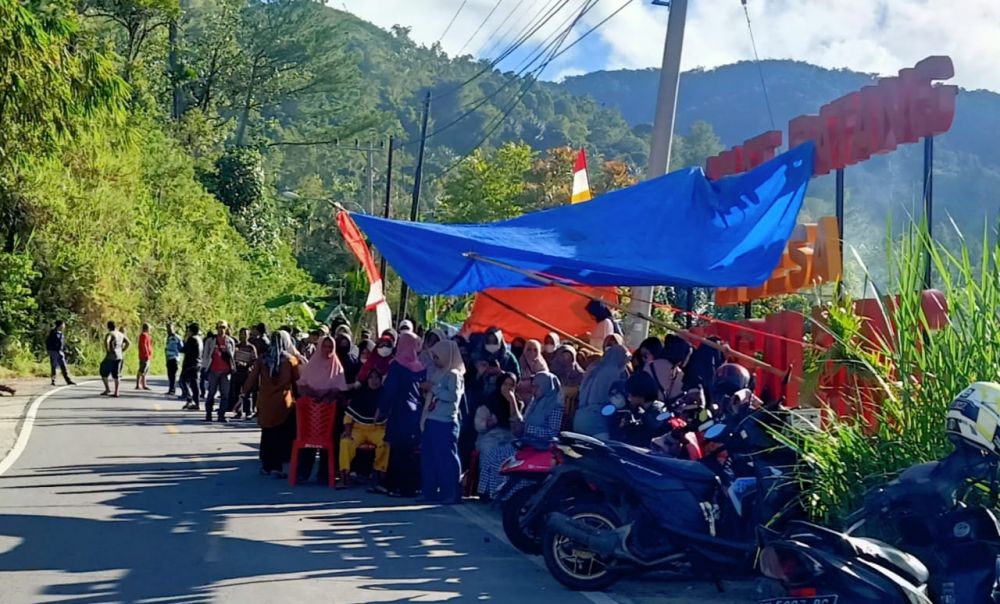 Tampak ratusan masyarakat Desa Sungai Ning saat melakukan penghadangan dijalan Sungai Ning