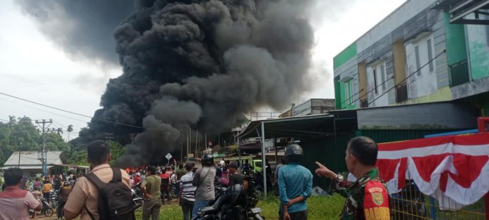 Gudang minyak di jalan lingkar barat Jambi tepatnya di Kelurahan Kenali Besar, Kecamatan Alam Barajo, Kota Jambi, Senin sekitar pukul 09.15 WIB meledak dan terbakar dan sempat mengakibatkan kemacetan  jalur  lintas timur (jalintim) Sumatera.