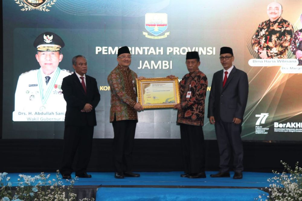 Wagub Abdullah Sani menerima Penghargaan BKN Award Tahun 2022, yang berlangsung di Hotel Swarna Dwipa – Palembang, Sumatera Selatan, Jum’at (02/09/2022).