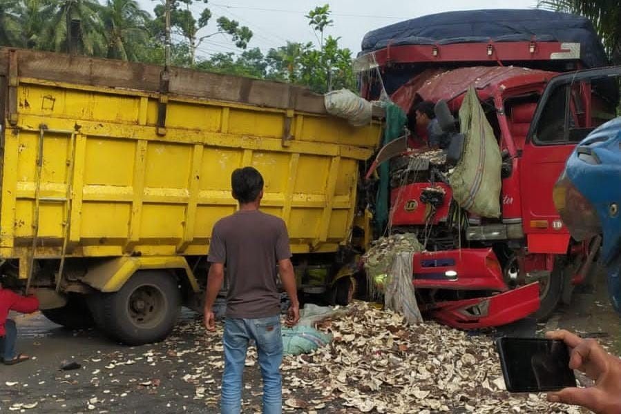 Tronton dan Dump truk yang terlihat kecelakaan