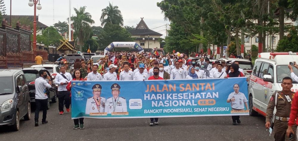 Dinkes Provinsi Jambi Menyelengarakan Jalan Santai dalam rangka peringatan Hari Kesehatan Nasional Ke-58.