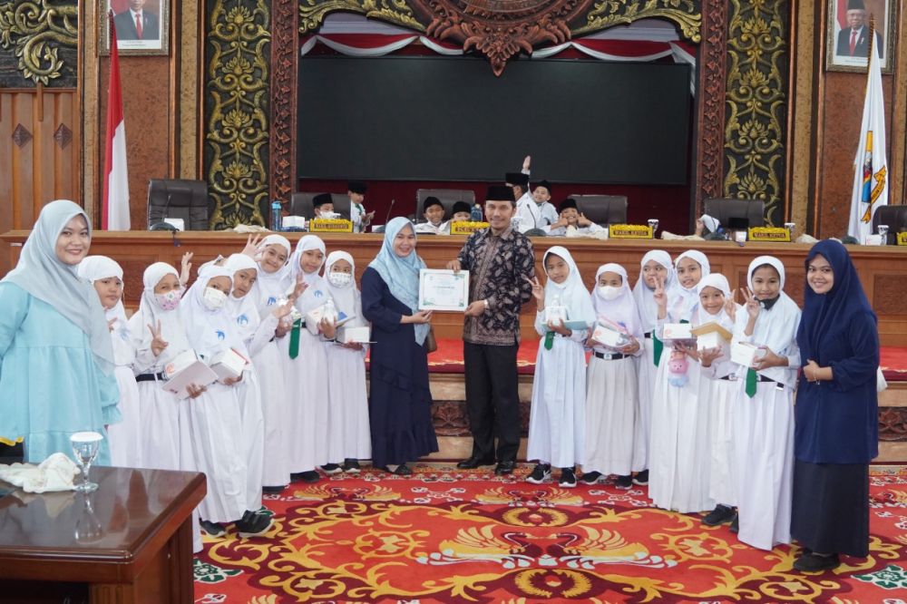 Ketua DPRD Provinsi Jambi Edi Purwanto menerima Puluhan siswa kelas 4 SD Islam Al Azhar 57 Jambi melakukan fieldtri