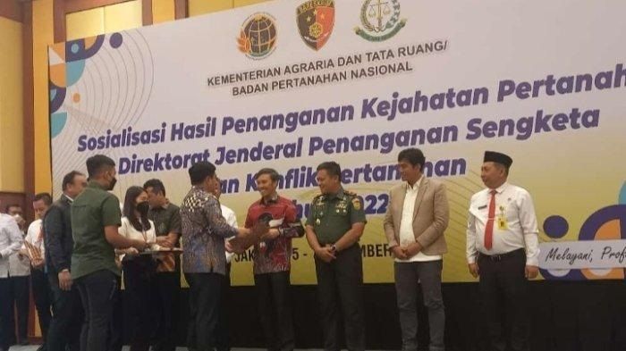 Menteri Agraria dan Tata Ruang, Marsekal TNI (Purn) Hadi Tjahjanto, secara langsung memberikan penghargaan atas prestasi Edi Purwanto dalam penyelesaian konflik lahan masyarakat SAD 113 kepada Edi Purwanto, Rabu (7/12) di Hotel Borobudur, Jakarta.
