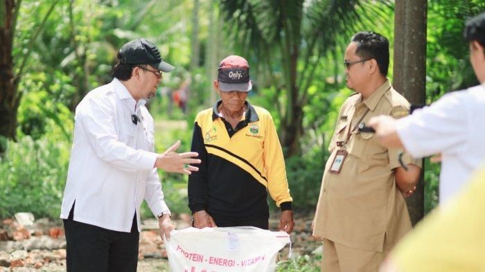 van Wirata serahkan bantuan bibit dan pakan ikan pada kelompok tani di Desa Sungai Duren, Kecamatan Jambi Luar Kota, Kabupaten Muaro Jambi, Selasa (13/12/22).