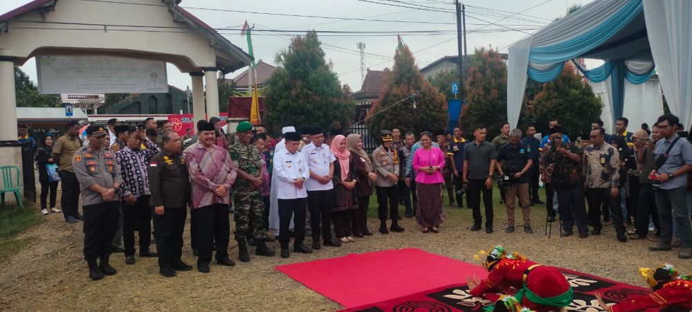 Gubernur Jambi dan rombongan disambut tari sekapur sirih di halaman kantor camat Rimbo Bujang