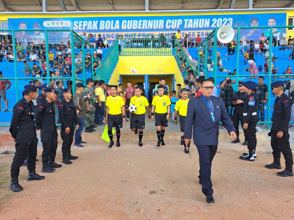 Suasana pertandingan Gubernur Cup di Stadion Sri Maharaja Batu Muaro Tebo