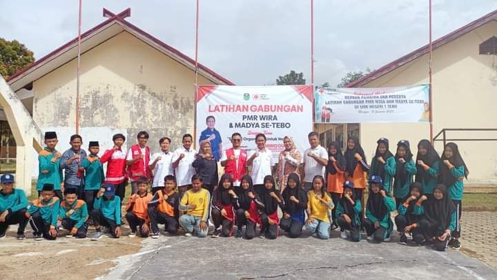 Foto bersama peserta pelatihan bersama PMR yang digelar di SMKN 1 Tebo