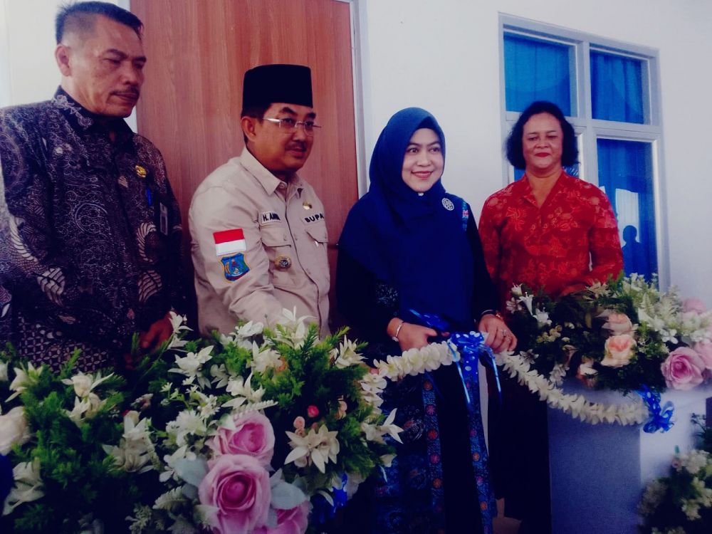 Pemotongan pita tanda Peresmian rumah singgah Pasien RSUD Daud Arif Kualatungkal