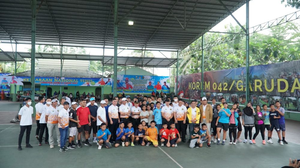 Pembukaan Kejuaraan Nasional Tenis Lapangan Provinsi Jambi II Tahun 2023, yang berlangsung di Lapangan Tenis Korem 042 / Garuda Putih Jambi, Kamis (26/01/2023).