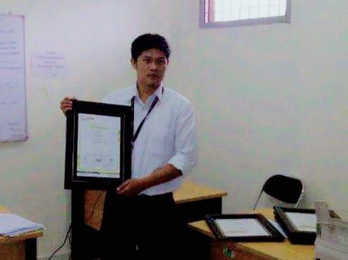 Tampak sosok Khumaini,SP saat menerima penghargaan pimpinan terbaik salah satu Bank di Provinsi Sumatera Barat tahun 2013 lalu.