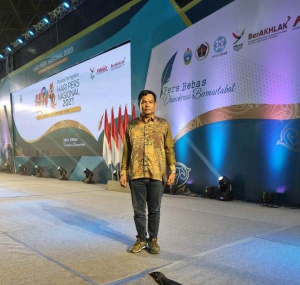 Mukhtadi Putranusa, ketua Serikat Media Siber Indonesia (SMSI) provinsi Jambi menerima ‘Press Card Number One’