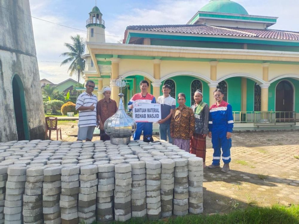 Penyerahkan bantuan material untuk renovasi masjid Al-Muttaqin yang berlokasi di Desa Raja, Kecamatan Tanah Abang, Kabupaten Penukal Abab Lematang Ilir (PALI) pada Kamis (10/02).