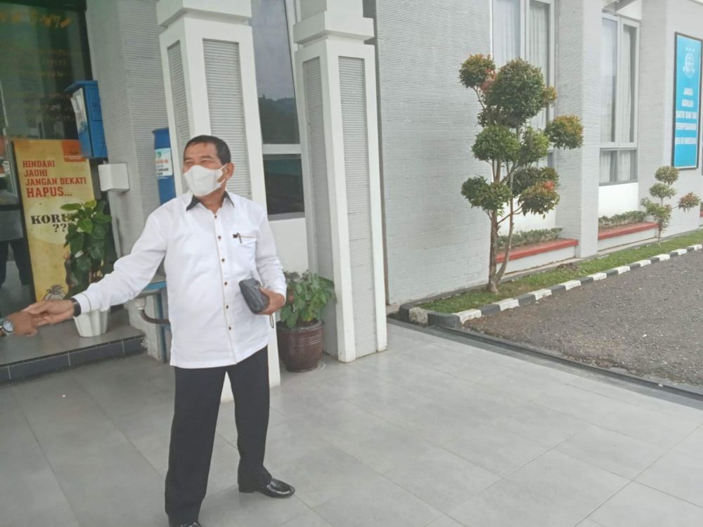 Tampak salah seorang Anggota DPRD Kerinci Inisial ST dari PKS usai diperiksa di Kantor Kejaksaan Negeri Sungaipenuh.